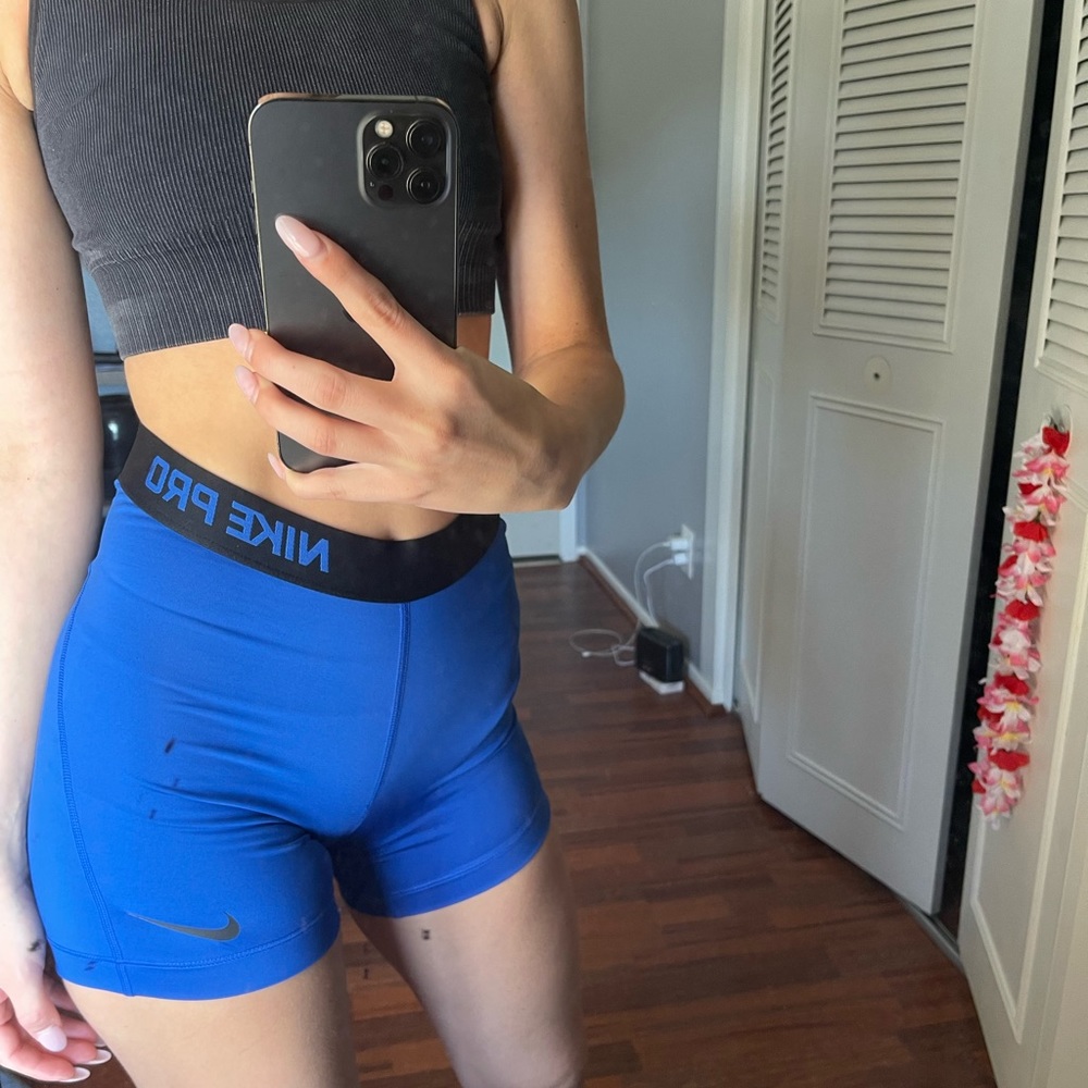 NIKE PRO shorts.